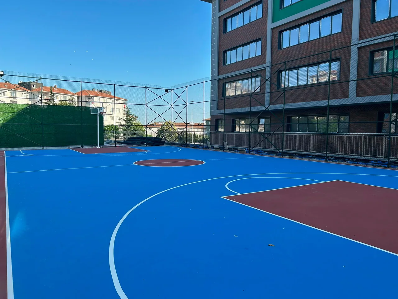 Renkli akrilik basketbol sahası