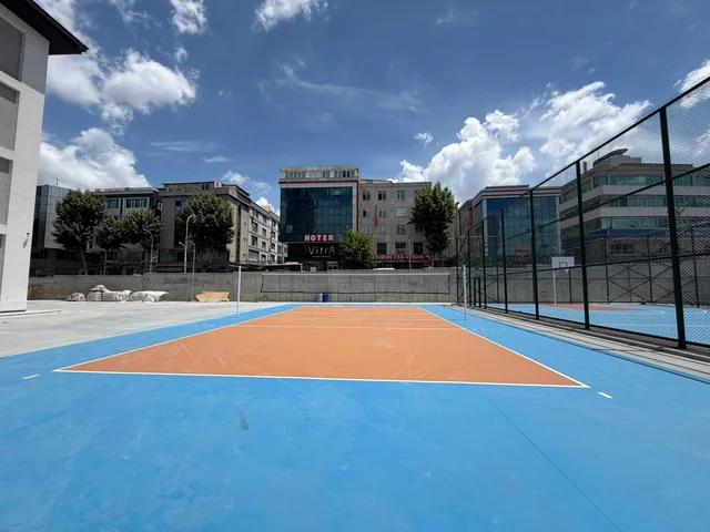Mavi ve turuncu renkli açık spor sahası uygulaması