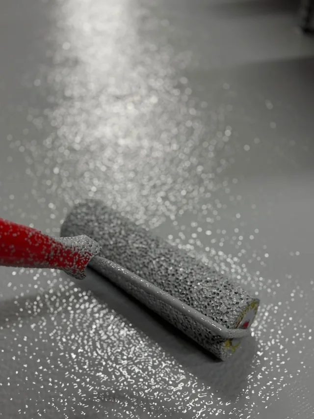 Rulo ile dekoratif cipsli yüzey uygulaması