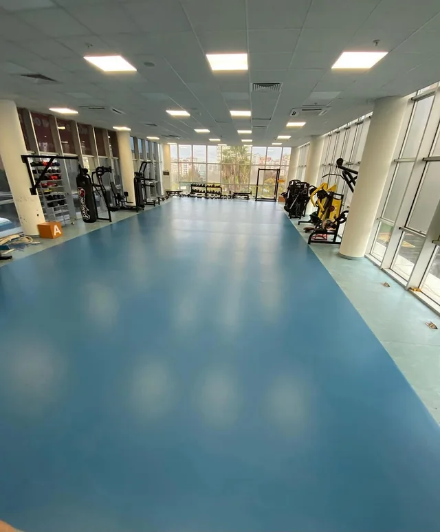 Fitness ekipmanları bulunan alanda mavi zemin uygulaması