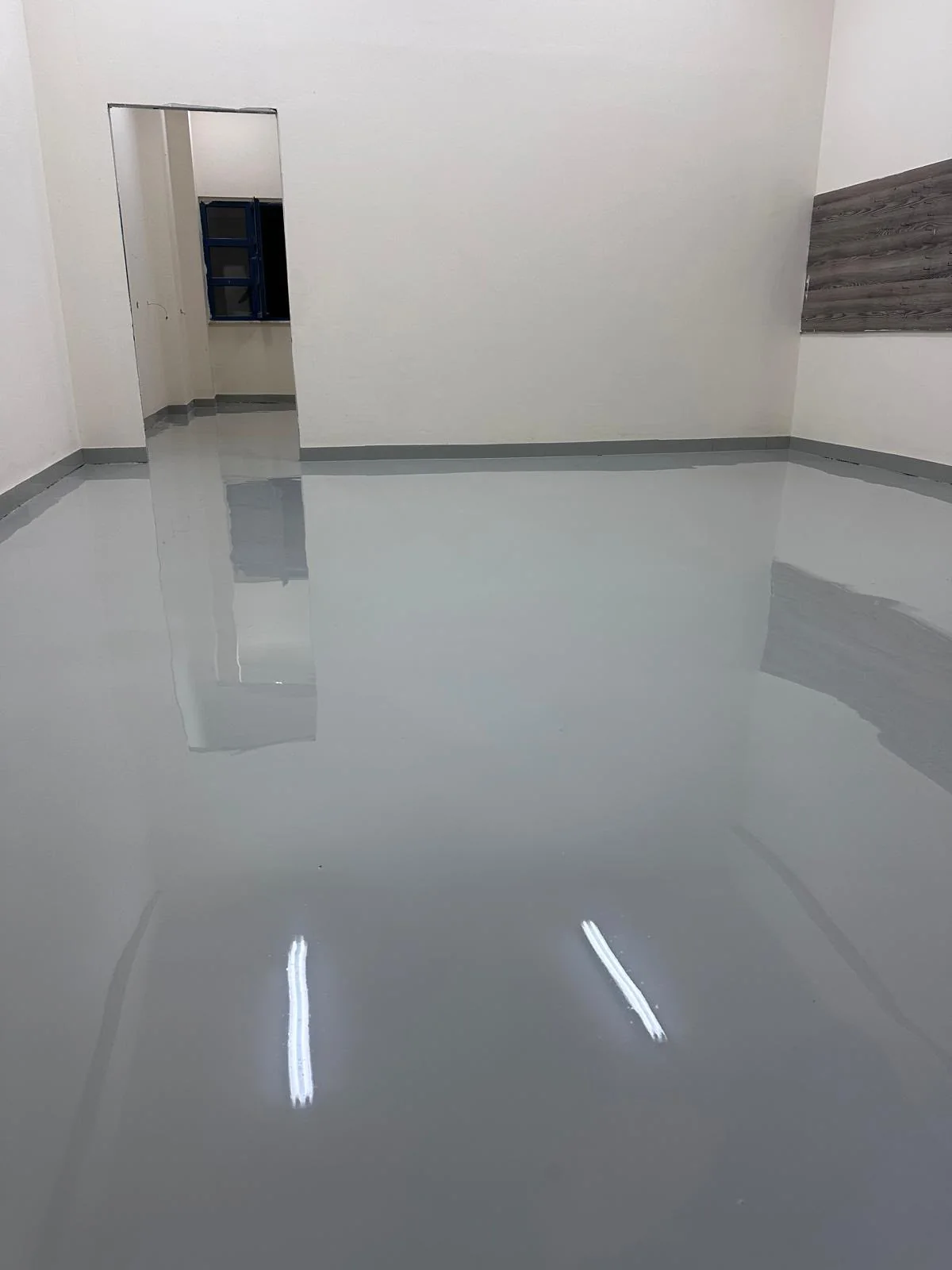 Parlak gri self leveling epoksi uygulaması