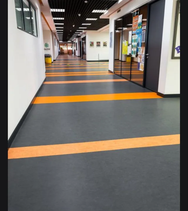 Okul koridorunda gri turuncu PVC