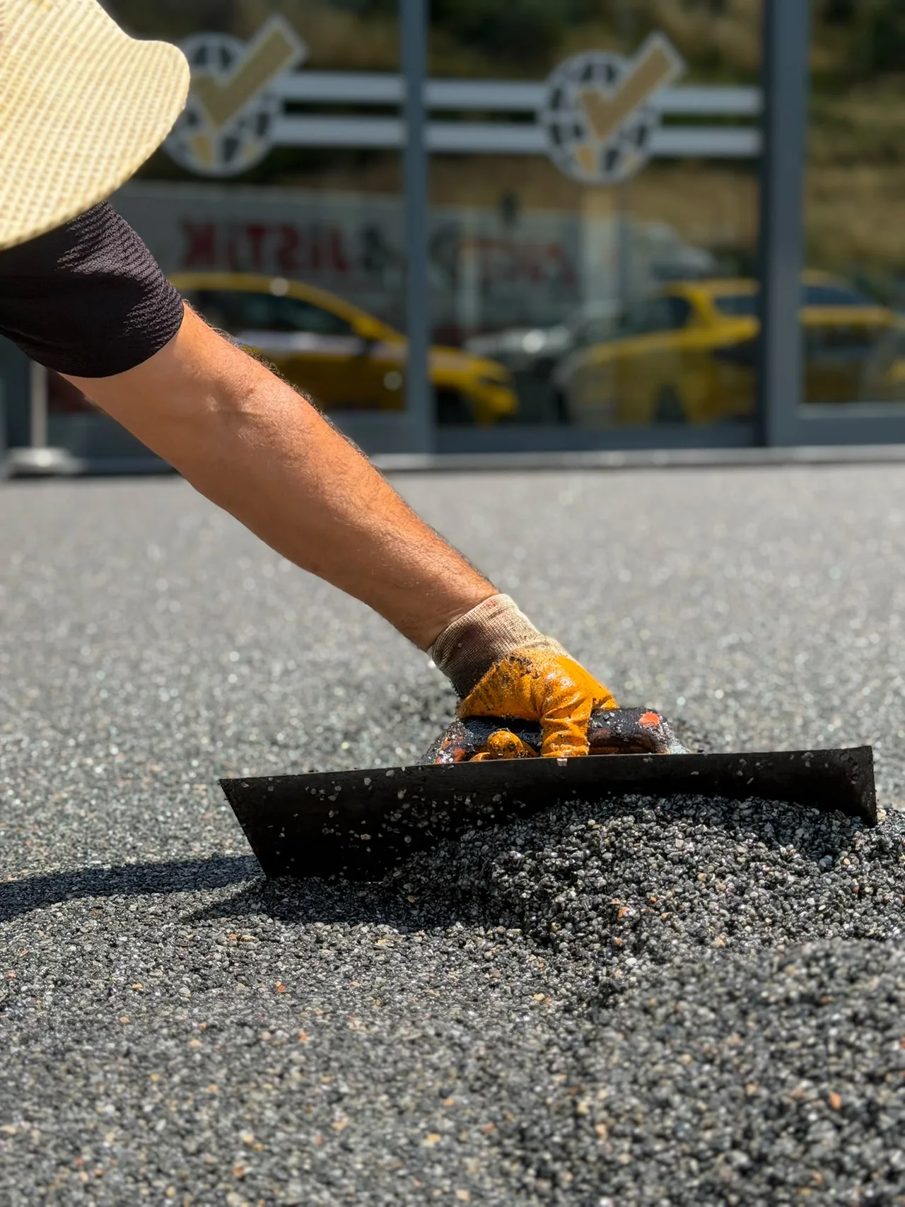 Mala ile serilen mineral dokulu taş halı uygulaması