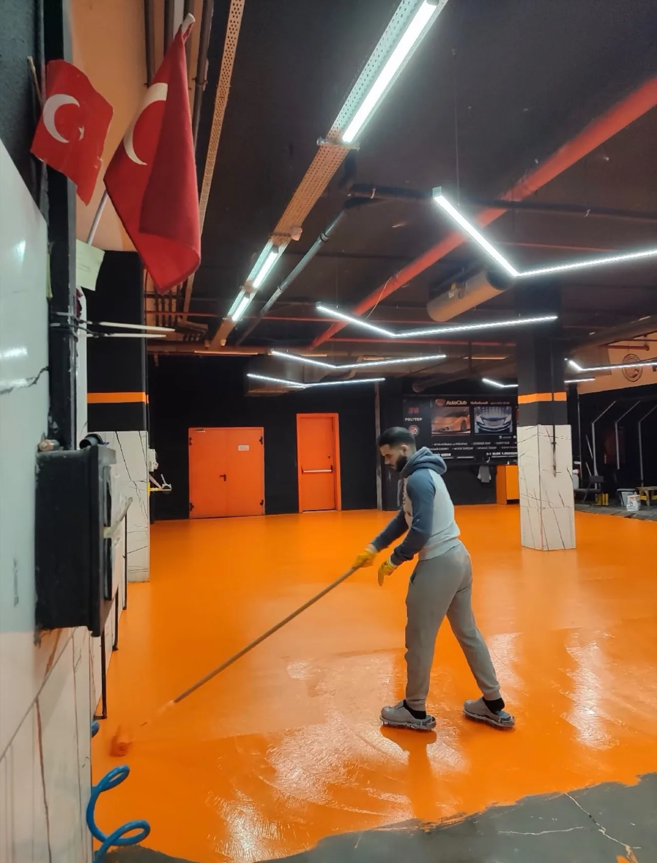 Turuncu epoksi zemin uygulayan usta